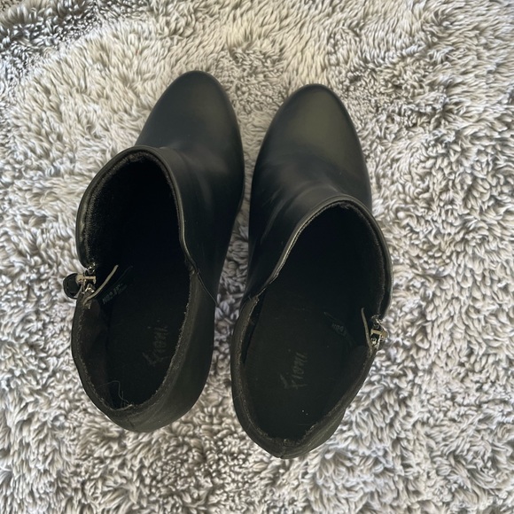 Size 7W Fioni leather and suede heeled ankle boots - Picture 5 of 6